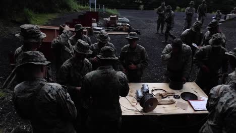 Marinesoldaten-Des-2.-Bataillons-Detonieren-Sprengstoff,-Militärische-Trainingsübung-Der-Fuji-Viper,-Abbruchbereich,-Trainingszentrum-Für-Kombinierte-Waffen,-Lager-Fuji,-Japan