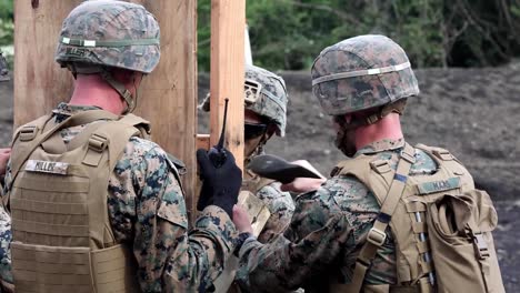 Marinesoldaten-Des-2.-Bataillons-Detonieren-Sprengstoff,-Militärische-Trainingsübung-Der-Fuji-Viper,-Abbruchbereich,-Trainingszentrum-Für-Kombinierte-Waffen,-Lager-Fuji,-Japan