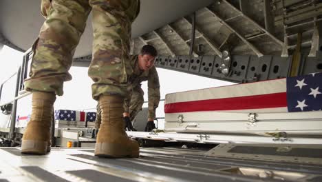 Us-Air-Force-Airmen-Transfer-Transportkisten-Mit-Überresten-Gefallener-Amerikanischer-Soldaten,-Die-Im-Zweiten-Weltkrieg-Starben,-Luftwaffenstützpunkt-Ramstein,-Deutschland