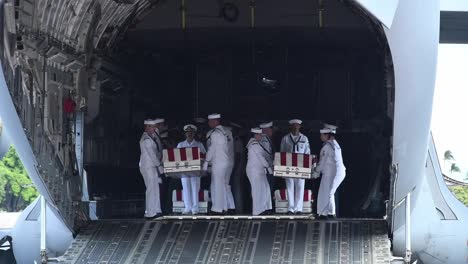 US-Militärdienstmitglieder-Ehrenvolle-Tragezeremonie-Zu-Ehren-Von-Seeleuten-Und-Marinesoldaten,-Die-An-Bord-Der-Uss-Oklahoma-Während-Des-Angriffs-Auf-Pearl-Harbor-Starben