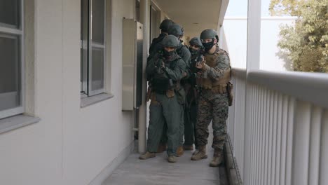 La-Policía-Militar-Del-Cuerpo-De-Marines-De-Los-Estados-Unidos-Y-El-Ejercicio-De-Entrenamiento-De-Limpieza-Y-Violación-Del-Equipo-De-Reacción-Especial,-Iwakuni,-Japón