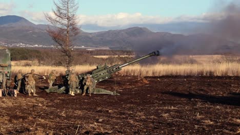 Soldados-De-La-3ra-División-Marina-Disparan-Obuses-Durante-Un-Ejercicio-De-Entrenamiento-De-Reubicación-De-Artillería-En-El-Campamento-Fuji,-Japón