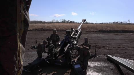 Operaciones-De-Cocina-De-Campo-De-La-3.a-División-Marina-Y-Ejercicio-De-Entrenamiento-De-Artillería-Militar-Con-Fuego-Vivo-En-El-Campamento-Fuji,-Japón