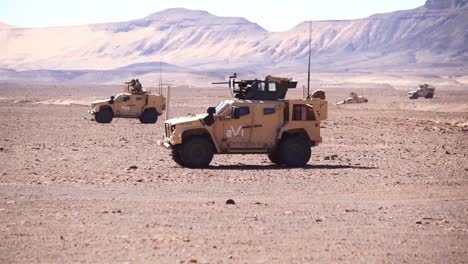 Arabia-Saudita,-Ejercicio-De-Ensayo-De-Combate-Del-Desierto-De-Himars,-Infantes-De-Marina-Disparan-Ametralladoras-Desde-Vehículos-Tácticos-Ligeros,-Tabuk