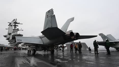 Los-Marineros-De-La-Marina-Estadounidense-Realizan-Operaciones-De-Vuelo-De-Aviones-De-Combate-En-La-Cubierta-De-Vuelo-Del-Portaaviones-Uss-Theodore-Roosevelt,-(cvn-71)