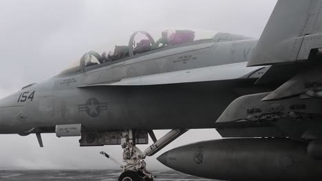 Los-Marineros-De-La-Marina-Estadounidense-Realizan-Operaciones-De-Vuelo-De-Aviones-De-Combate-En-La-Cubierta-De-Vuelo-Del-Portaaviones-Uss-Theodore-Roosevelt,-(cvn-71)