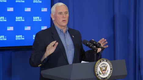 El-Vicepresidente-Estadounidense-Mike-Pence,-Su-Esposa-Y-El-Cirujano-General-Jerome-Adams-Reciben-La-Vacuna-Covid-19-De-La-Operación-Warp-Speed