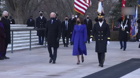 Präsident-Biden,-Vizepräsident-Harris,-First-Lady-Jill-Biden,-Doug-Emhoff-überprüfen-Truppen,-Die-Bei-Der-Einweihung-Marschieren