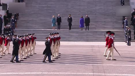 Presidente-Biden,-Vicepresidente-Harris,-Primera-Dama-Jill-Biden,-Doug-Emhoff-Revisa-La-Inauguración-Del-Cuerpo-De-Tambores-Y-Pífanos