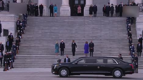 El-Presidente-Biden-Y-La-Primera-Dama-Jill-Biden-Usan-Máscaras-Faciales-Para-Entrar-En-La-Limusina-Presidencial-Durante-La-Inauguración