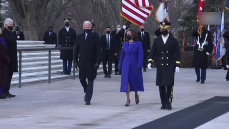 La-Vicepresidenta-Kamala-Harris-Se-Olvida-De-Cubrir-El-Corazón-Al-Comienzo-Del-Himno-Nacional,-Ceremonia-De-Ofrenda-Floral-En-Honor-A-Los-Veterinarios