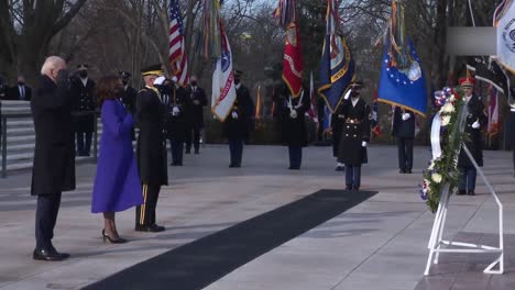 El-Presidente-Joe-Biden-Y-La-Vicepresidenta-Kamala-Harris-Honran-A-Los-Veteranos-Estadounidenses-Y-A-Los-Muertos-En-La-Guerra,-Ceremonia-De-Colocación-De-Coronas