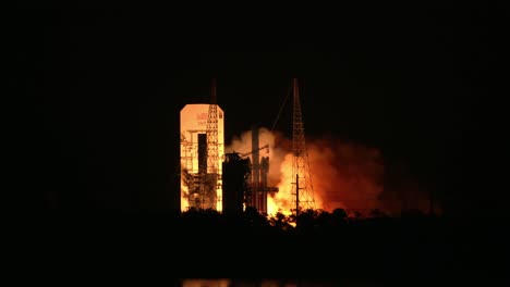 El-Lanzamiento-Nocturno-Del-Cohete-Pesado-Delta-Iv-Lleva-La-Carga-útil-De-La-Misión-Nroll-44-A-La-órbita-Espacial-Desde-Cabo-Cañaveral,-Florida