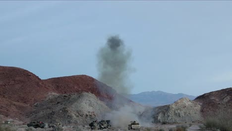 1er-Batallón-De-Ingenieros-De-Combate-Ejercicio-De-Entrenamiento-De-Marines-Estadounidenses,-Romper-Obstáculos-Con-Apobs-En-Terreno-Desértico-Accidentado,-Ca