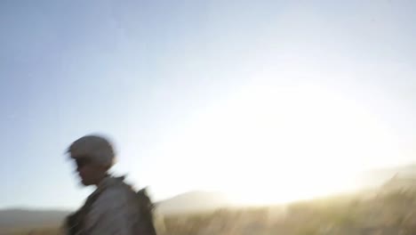 Helmkamera-POV-1.-Kampfingenieurbataillon-US-Marineinfanteristen-Trainieren,-Um-Den-Stacheldrahtzaun-Zu-Durchbrechen,-Ca