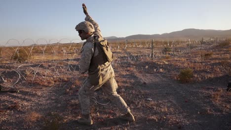 Cámara-De-Casco-Pov-1er-Batallón-De-Ingenieros-De-Combate-Entrenamiento-De-Marines-Estadounidenses-Para-Violar-El-Perímetro-De-La-Cerca-De-Alambre-De-Púas,-Ca