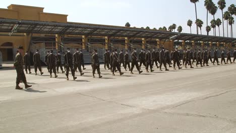 Los-Soldados-De-La-Escuela-De-Instructores-Del-Cuerpo-De-Marines-Estadounidenses-Marchan-Y-Obedecen-órdenes-Durante-Un-Ejercicio-De-Entrenamiento-Con-Espada,-California