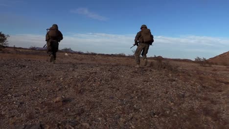 Los-Soldados-De-La-Marina-Estadounidense-Portan-Armas-Y-Participan-En-Un-Ejercicio-De-Entrenamiento-De-Combate-Militar-De-Asalto-Aéreo-Expedicionario