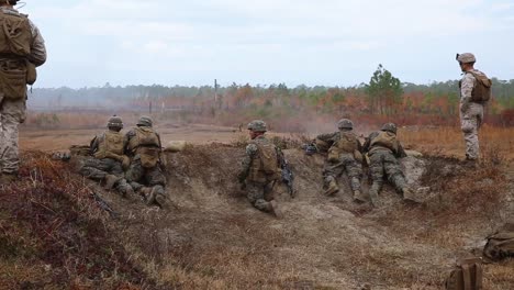 US-Marines-Beaufsichtigten-Die-Live-Feuer-Maschinengewehr-Trainingsübung,-G-36-Angriffsreichweite,-Camp-Lejeune