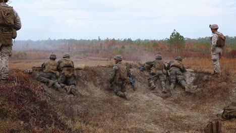 Los-Marines-Estadounidenses-Supervisaron-El-Ejercicio-De-Entrenamiento-De-Ametralladoras-Militares-Con-Fuego-Vivo,-Rango-De-Asalto-G-36,-Camp-Lejeune