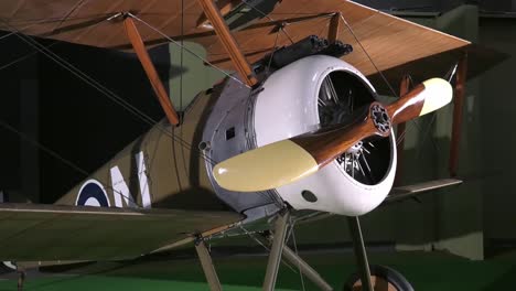 Britisches-Sopwith-F1-Camel,-Gebaut-Nach-Originalzeichnungen-Der-Wwi-fabrik,-Ausgestellt-Im-Wright-Patterson-Afb-Museum