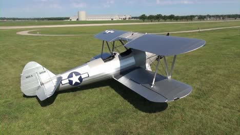 Disparo-De-Drones-De-Un-Entrenador-Stearman-Pt-13d-Kaydet-Wwii-Era-En-El-Césped-Fuera-Del-Museo-Wright-Patterson-Afb