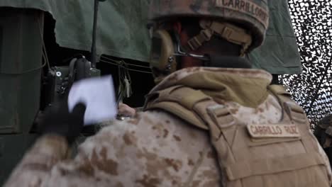 Los-Soldados-Del-Cuerpo-De-Marines-Estadounidenses-Ingresan-Coordenadas,-Simulacros-Con-Fuego-Vivo-Durante-El-Programa-De-Entrenamiento-De-Reubicación-De-Artillería,-Campamento-Fuji,-Japón