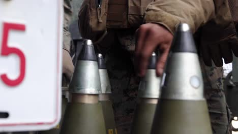 Soldados-Militares-Del-Cuerpo-De-Marines-Estadounidenses-Realizan-Simulacros-Con-Fuego-Real-Durante-El-Programa-De-Entrenamiento-De-Reubicación-De-Artillería,-Campamento-Fuji,-Japón