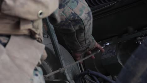 Soldados-Militares-Del-Cuerpo-De-Marines-Estadounidenses-Realizan-Simulacros-Con-Fuego-Real-Durante-El-Programa-De-Entrenamiento-De-Reubicación-De-Artillería,-Campamento-Fuji,-Japón