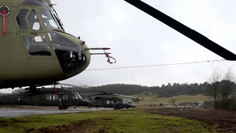 Los-Helicópteros-Chinook-Ch-47-Del-Ejército-Estadounidense-Participan-En-Un-Ejercicio-De-Entrenamiento-Militar-&quot;alas-De-Victoria&quot;,-Baumholder,-De