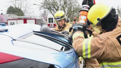 El-Personal-Del-Departamento-De-Seguridad-Y-De-Bomberos-Utiliza-&quot;mandíbulas-De-La-Vida&quot;,-Un-Ejercicio-De-Entrenamiento-De-Rescate-De-Accidente-Automovilístico-Raf-Mildenhall,-Reino-Unido