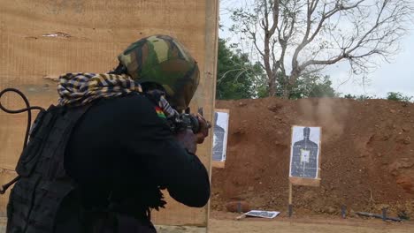 Soldados-E-Instructores-Militares-De-Las-Fuerzas-Especiales-Ghanesas-Y-Europeas-Practican-La-Puntería-Con-Rifle-Y-Pistola