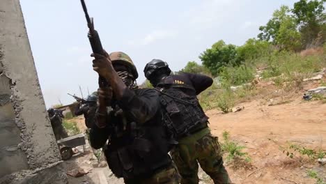 Soldados-E-Instructores-Militares-De-Las-Fuerzas-Especiales-Ghanesas-Y-Europeas-Practican-Tácticas-De-Búsqueda-Y-Asalto-Urbano