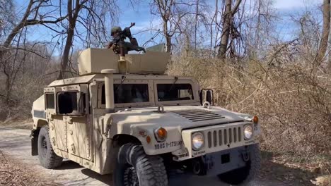 Los-Soldados-De-La-Guardia-Nacional-Del-Ejército-Practican-Habilidades-De-Artillería,-Disparan-Ametralladoras-Desde-Humvees,-La-Mejor-Competencia-De-Guerreros