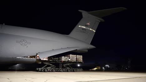 Lapso-De-Tiempo,-Usaid-Covid-19-Suministros-De-Ayuda-Paletizados-Cargados-En-Un-Avión-De-Transporte-Con-Destino-A-La-India,-Base-De-La-Fuerza-Aérea-De-Travis