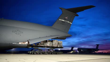 Lapso-De-Tiempo,-Usaid-Covid-19-Suministros-De-Ayuda-Paletizados-Cargados-En-Un-Avión-De-Transporte-Con-Destino-A-La-India,-Base-De-La-Fuerza-Aérea-De-Travis