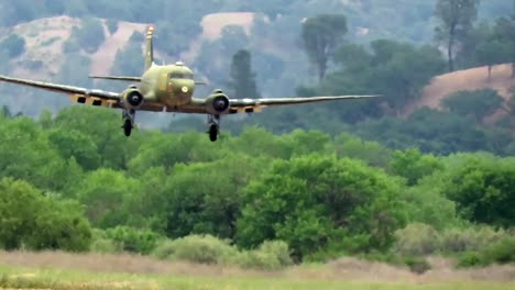 Zweiter-Weltkrieg-C-47-Betsys-Biscuit-Bomber,-Estrella-Warbird-Museum-Landet-Schononover-Army-Airfield,-Fort-Hunter-Liggett