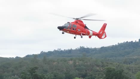 Rettungshubschrauber-Der-US-Küstenwache-Landet-Schonover-Armeeflugplatz,-Tag-Der-Offenen-Tür-Zum-80-jährigen-Jubiläum-Von-Fort-Hunter-Liggett