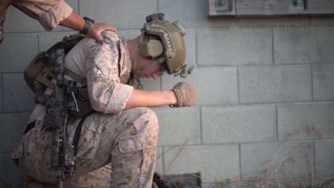 Ingenieros-De-Combate-Rompen-Una-Puerta-Usando-Pequeños-Explosivos-Antes-De-Entrar-En-Un-Edificio-De-Bloques-Durante-El-Entrenamiento,-Camp-Pendleton