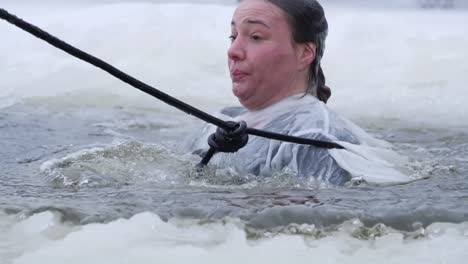 Cámara-Lenta,-Presencia-Mejorada-De-La-Otan-Grupo-De-Batalla-Estonia-Soldados-Zambullirse-En-Agua-Helada-Durante-El-Entrenamiento-De-Invierno