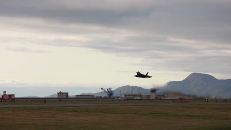 Los-Cazas-Tácticos-Sigilosos-Lockheed-Martin-F-22-Raptor-De-La-Fuerza-Aérea-Estadounidense-Despegan-De-Mcas-Iwakuna,-Japón