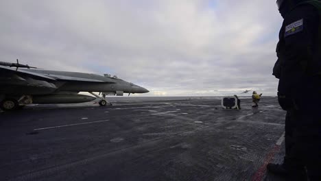 Us-navy-seeleute-Führen-Düsenkampfflugzeugoperationen-Auf-Dem-Flugdeck-Des-Flugzeugträgers-Uss-Theodore-Roosevelt-Durch