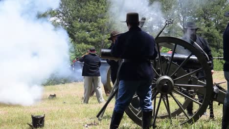 Entusiastas-De-La-Recreación-De-La-Guerra-Civil,-Vestidos-Como-Soldados-Federales-Disparan-Cañones-De-Una-Batería-De-Artillería,-Batalla-De-Resaca