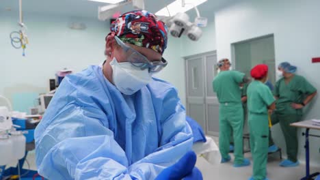 Médicos-Y-Enfermeras-Del-Equipo-Fss,-Equipo-De-Trabajo-Conjunto-Fuerza-bravo-Ayudan-A-Realizar-Cirugías-En-La-Unión,-El-Salvador