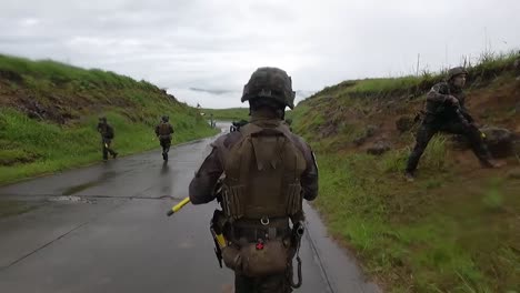 Soldaten-Der-Französischen-Fremdenlegion-überfallen-Während-Einer-Trainingsangriffsübung-Während-Jeanne-D&#39;arc-Eine-Städtische-Geländestruktur