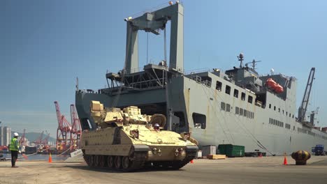 El-Equipo-De-Combate-De-La-Brigada-Bulldog-Blindada-Llega-Y-Se-Descarga-En-El-Muelle-Del-Puerto-De-Busan,-Corea