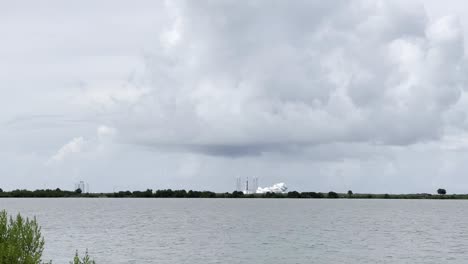 Cohete-Falcon-9-Con-Carga-útil-Spacex-Transporter-2-Despega-De-La-Plataforma-De-Lanzamiento,-Estación-De-La-Fuerza-Espacial-De-Cabo-Cañaveral,-Florida