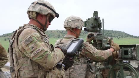 Soldados-Del-Ejército-Estadounidense-Disparan-Un-Arma-De-Artillería-De-Obús-M777-Durante-Un-Ejercicio-Militar-De-Entrenamiento-Con-Fuego-Vivo,-Fort-Carson,-Colorado