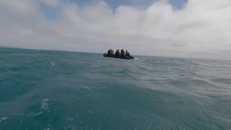 Ejercicio-De-Entrenamiento-Militar-De-Los-Soldados-Del-Pelotón-De-Reconocimiento-Anfibio-De-Los-Marines-Estadounidenses-Con-Balsas-De-Goma,-Equipo-De-Buceo-Y-Trabajo-En-Equipo,-Okinawa,-Japón