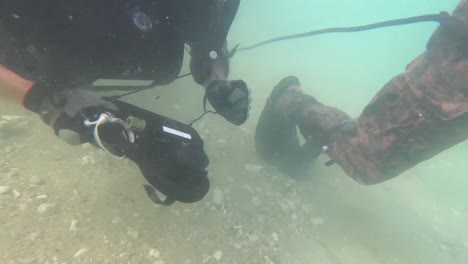 Ejercicio-De-Entrenamiento-Militar-De-Los-Soldados-Del-Pelotón-De-Reconocimiento-Anfibio-De-Los-Marines-Estadounidenses-Con-Balsas-De-Goma,-Equipo-De-Buceo-Y-Trabajo-En-Equipo,-Okinawa,-Japón